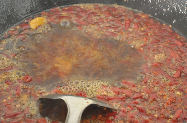 很多火鍋店使用老油,教你自己在家做火鍋味道不比外面的差! 很多火鍋店使用老油,教你自己在家做火鍋味道不比外面的差!