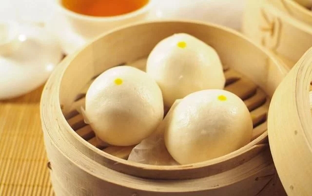 說到面食，它主要就是以面粉制作成的食物，并且各個地方都有不同種類的面食，尤其是愛吃面食的北方地區(qū)來說，基本上餐餐都離不開面食的存在，一般比較常見的面食有面條，包子，饅頭，油條等等，受到了人們的喜愛，有在家做過面食的朋友都知道，發(fā)面是面食制作過程中非常關鍵的一步，今天小編就來給大家分享下，面食“發(fā)面”的6個訣竅，新手也能輕松掌握。